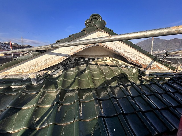 飯田市：劣化で傷んだ破風板へ塗装を行うために高圧洗浄を行った状況